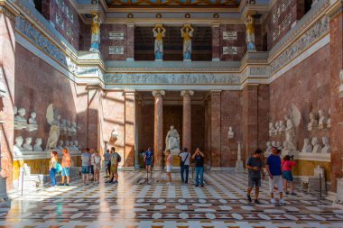 Regensburg, Almanya, 13 Ağustos 2022: Regensburg, Almanya yakınlarındaki Walhalla anıtının içi.