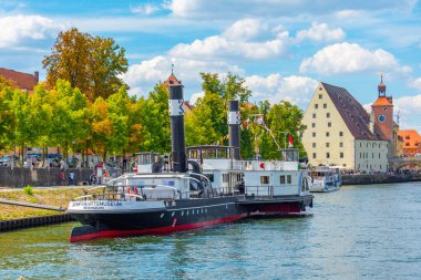 Regensburg, Almanya, 13 Ağustos 2022: Almanya 'nın Regensburg limanında demirleyen vapurlar.