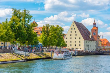 Regensburg, Almanya, 13 Ağustos 2022: Regensburg, Almanya 'daki Tuna kıyısı manzarası.
