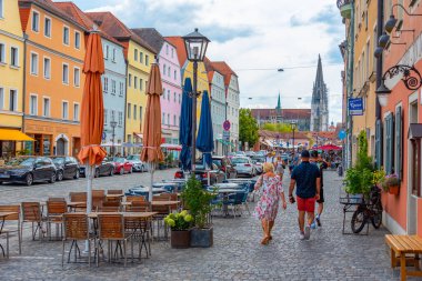 Regensburg, Almanya, 13 Ağustos 2022: Eski Alman kenti Regensburg 'da bir sokak manzarası.
