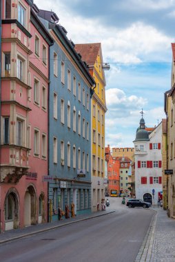 Regensburg, Almanya, 13 Ağustos 2022: Eski Alman kenti Regensburg 'da bir sokak manzarası.