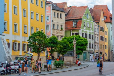 Regensburg, Almanya, 13 Ağustos 2022: Eski Alman kenti Regensburg 'da bir sokak manzarası.