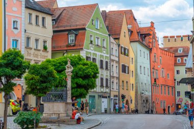 Regensburg, Almanya, 13 Ağustos 2022: Eski Alman kenti Regensburg 'da bir sokak manzarası.