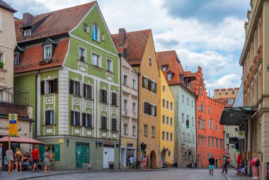 Regensburg, Almanya, 13 Ağustos 2022: Eski Alman kenti Regensburg 'da bir sokak manzarası.