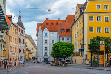 Regensburg, Almanya, 13 Ağustos 2022: Eski Alman kenti Regensburg 'da bir sokak manzarası.