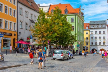 Regensburg, Almanya, 13 Ağustos 2022: Eski Alman kenti Regensburg 'da bir sokak manzarası.