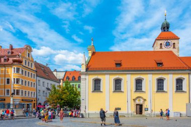 Regensburg, Almanya, 13 Ağustos 2022: Eski Alman kenti Regensburg 'da bir sokak manzarası.