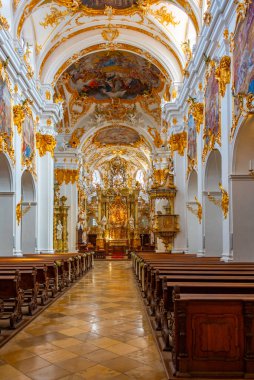 Regensburg, Almanya, 13 Ağustos 2022: Almanya 'nın Regensburg kentindeki Alte Kapelle' in İçi.