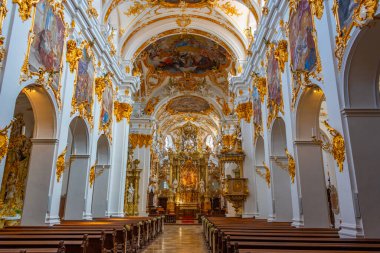 Regensburg, Almanya, 13 Ağustos 2022: Almanya 'nın Regensburg kentindeki Alte Kapelle' in İçi.