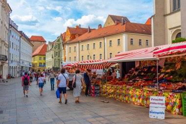 Regensburg, Almanya, 13 Ağustos 2022: Eski Alman kenti Regensburg 'da bir sokak manzarası.
