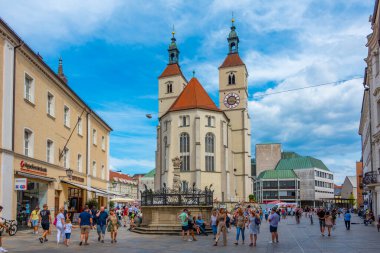 Regensburg, Almanya, 13 Ağustos 2022: Eski Alman kenti Regensburg 'da Neupfarrkirche manzarası.