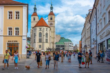 Regensburg, Almanya, 13 Ağustos 2022: Eski Alman kenti Regensburg 'da Neupfarrkirche manzarası.