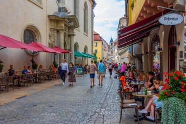 Regensburg, Almanya, 13 Ağustos 2022: Eski Alman kenti Regensburg 'da bir sokak manzarası.