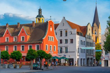 Ingolstadt, Almanya, 13 Ağustos 2022: Alman kenti Ingolstadt 'ta günbatımı manzarası.