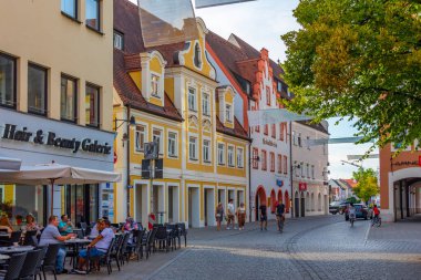 Ingolstadt, Almanya, 13 Ağustos 2022: Alman kenti Ingolstadt 'ta günbatımı manzarası.