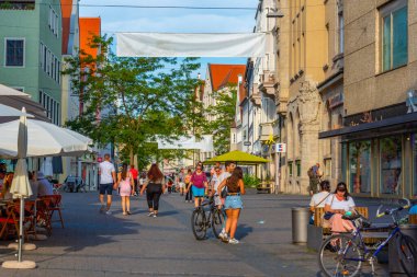 Ingolstadt, Almanya, 13 Ağustos 2022: Alman kenti Ingolstadt 'ta günbatımı manzarası.