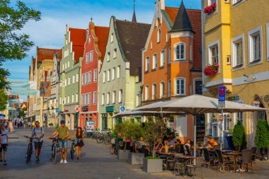 Ingolstadt, Almanya, 13 Ağustos 2022: Alman kenti Ingolstadt 'ta günbatımı manzarası.