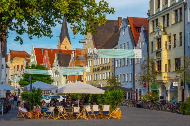 Ingolstadt, Almanya, 13 Ağustos 2022: Alman kenti Ingolstadt 'ta günbatımı manzarası.