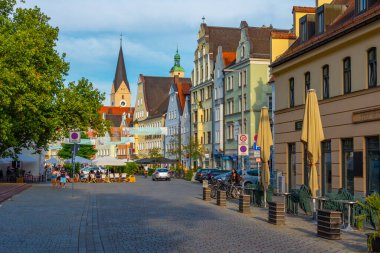 Ingolstadt, Almanya, 13 Ağustos 2022: Alman kenti Ingolstadt 'ta günbatımı manzarası.