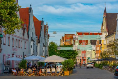 Ingolstadt, Almanya, 13 Ağustos 2022: Alman kenti Ingolstadt 'ta günbatımı manzarası.