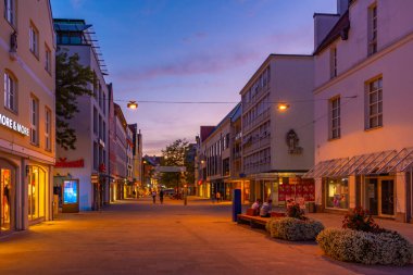 Ingolstadt, Almanya, 13 Ağustos 2022: Alman kenti Ingolstadt 'ta günbatımı manzarası.