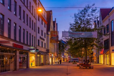Ingolstadt, Almanya, 13 Ağustos 2022: Alman kenti Ingolstadt 'ta günbatımı manzarası.