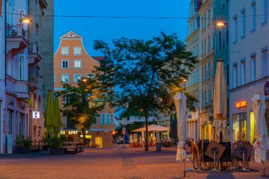 Ingolstadt, Almanya, 14 Ağustos 2022: Almanya 'nın Ingolstadt kentindeki ticari bir caddenin gündoğumu.