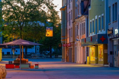 Ingolstadt, Almanya, 14 Ağustos 2022: Almanya 'nın Ingolstadt kentindeki ticari bir caddenin gündoğumu.