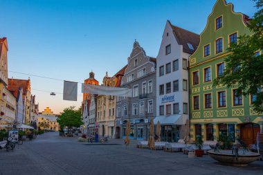 Ingolstadt, Almanya, 14 Ağustos 2022: Almanya 'nın Ingolstadt kentindeki ticari bir caddenin gündoğumu.