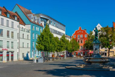 Ingolstadt, Almanya, 14 Ağustos 2022: Alman kenti Ingolstadt 'ta ticari bir caddenin görüntüsü.