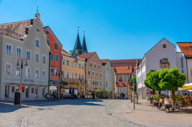 Eichstatt, Almanya, 14 Ağustos 2022: Alman Eichstatt kasabasındaki Marktplatz Meydanı 'nda yaz günü.