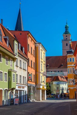 Ingolstadt, Almanya, 14 Ağustos 2022: Alman kenti Ingolstadt 'ta ticari bir caddenin görüntüsü.