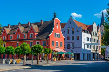 Ingolstadt, Almanya, 14 Ağustos 2022: Alman kenti Ingolstadt 'ta ticari bir caddenin görüntüsü.