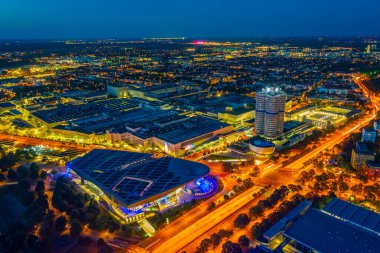 Münih, Almanya, 14 Ağustos 2022: Alman kenti Münih 'teki BMW Welt' in günbatımı hava manzarası.