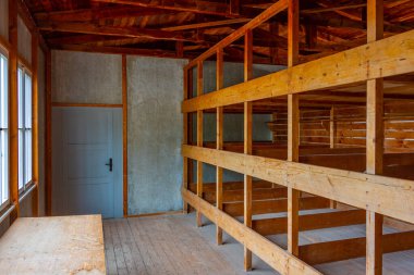 Dachau, Almanya, 15 Ağustos 2022: Almanya 'daki Dachau toplama kampında yeniden inşa edilmiş yaşam alanı.