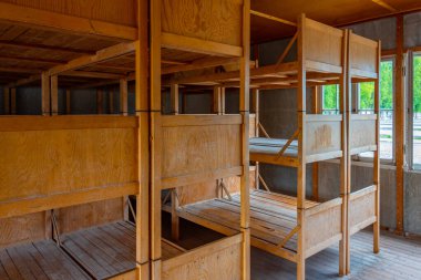 Dachau, Almanya, 15 Ağustos 2022: Almanya 'daki Dachau toplama kampında yeniden inşa edilmiş yaşam alanı.