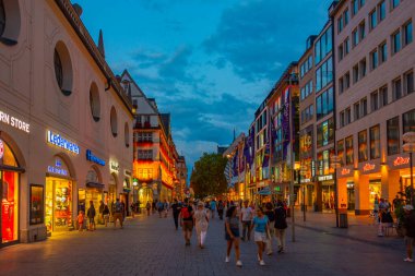 Münih, Almanya, 15 Ağustos 2022: Alman kenti Münih 'te günbatımı manzarası.