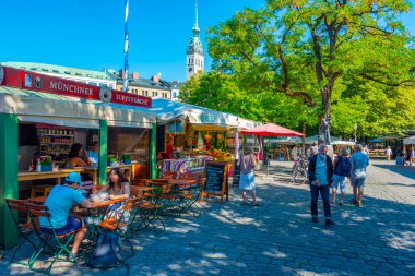 Münih, Almanya, 16 Ağustos 2022: Alman kenti Münih Viktualienmarkt.