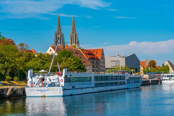 stock image Regensburg, Germany, August 13, 2022: Steamboats mooring at the waterfront of Regensburg, Germany.