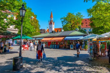 Münih, Almanya, 16 Ağustos 2022: Alman kenti Münih Viktualienmarkt.
