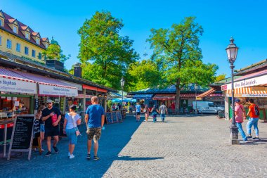 Münih, Almanya, 16 Ağustos 2022: Alman kenti Münih Viktualienmarkt.