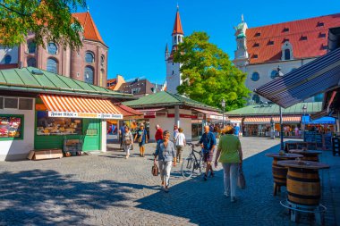 Münih, Almanya, 16 Ağustos 2022: Alman kenti Münih Viktualienmarkt.