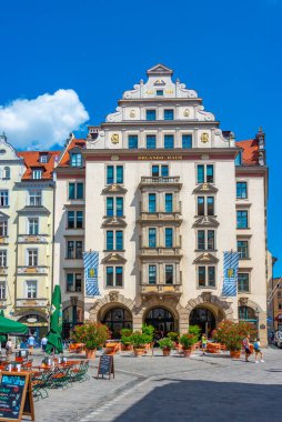 Münih, Almanya, 16 Ağustos 2022: İnsanlar eski Alman kenti Münih 'te geziniyor.