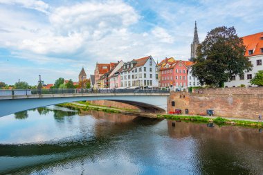 Ulm, Almanya, 17 Ağustos 2022: Alman Ulm kasabasının rıhtımı.