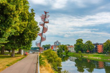 Ulm, Almanya, 17 Ağustos 2022: Alman Ulm kasabasında Berblinger Turm.