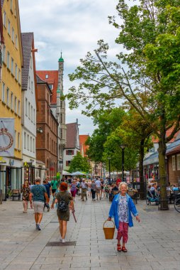 Ulm, Almanya, 16 Ağustos 2022: İnsanlar eski Alman kenti Ulm 'da geziniyor.