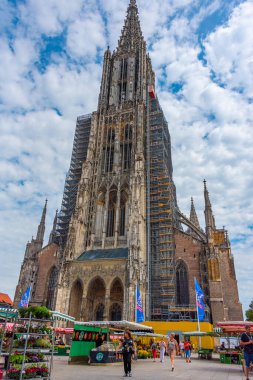 Ulm, Almanya, 17 Ağustos 2022: Alman Ulm kasabasındaki katedral.