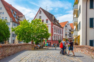 Ulm, Almanya, 17 Ağustos 2022: Alman kasabası Ulm 'un Balıkçı Bölgesi' nde geleneksel binalar.