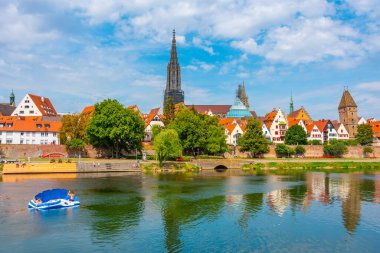 Ulm, Almanya, 17 Ağustos 2022: Alman kenti Ulm Tuna Nehri 'ni yansıtan şehir manzarası.