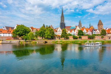 Ulm, Almanya, 17 Ağustos 2022: Alman kenti Ulm Tuna Nehri 'ni yansıtan şehir manzarası.